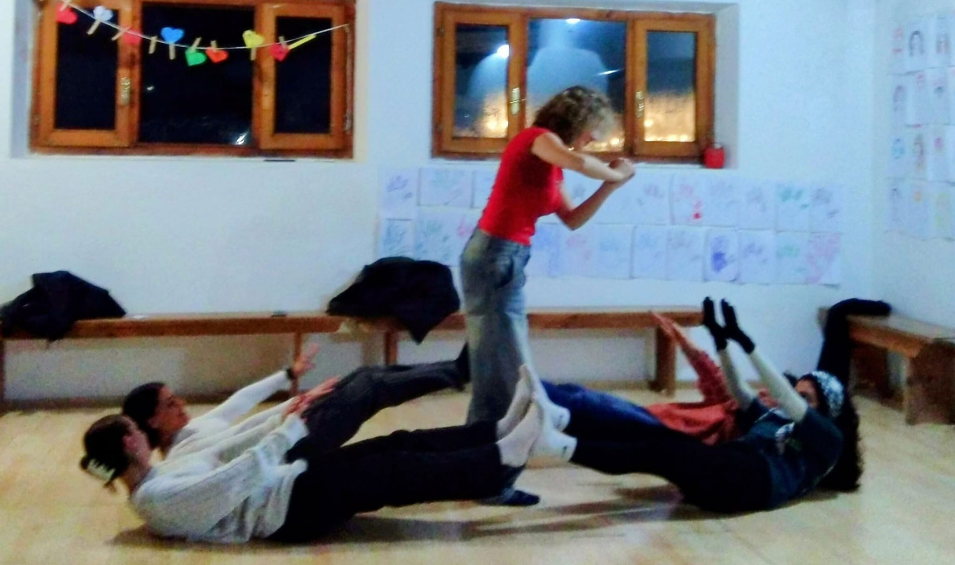 Ομάδα παιδιών, εφήβων και ενηλίκων συμμετέχουν σε εργαστήρια της ArtiMental